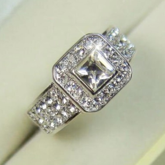 Lovely cushion setting silver ring size 7 boutique - Picture 3 of 8